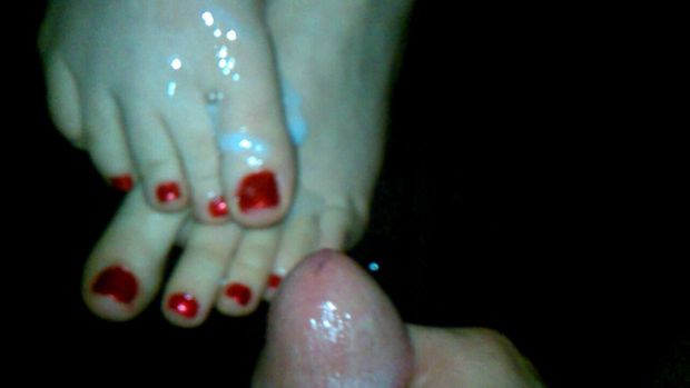 Cumshot on her red toes