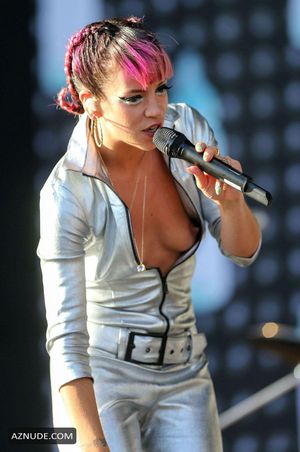 ShowUsOneNipple - Lily Allen on stage