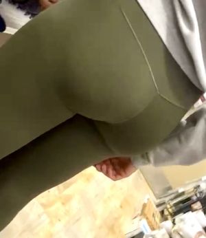 Hot fitgirl in tight leggings