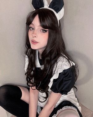 to get extra tips, she used her tiny hands to give special service to the customers of the hotel where she worked.