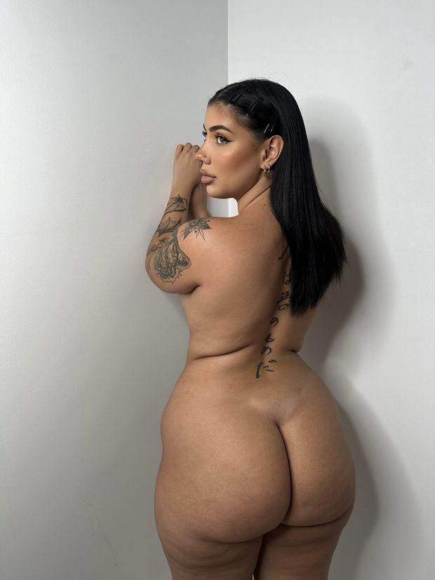 Huge plump butt latina