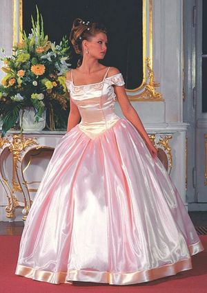 I would absolutely swoon wearing this! Fit for a princess.