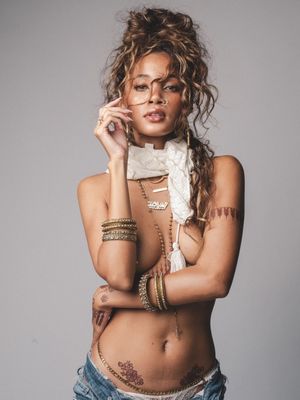 Tai’Aysha cute pose with handbra