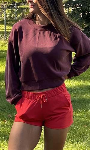 25 yo she-male hiding the bulge but showing her magnificient legs - Kansas City, MO