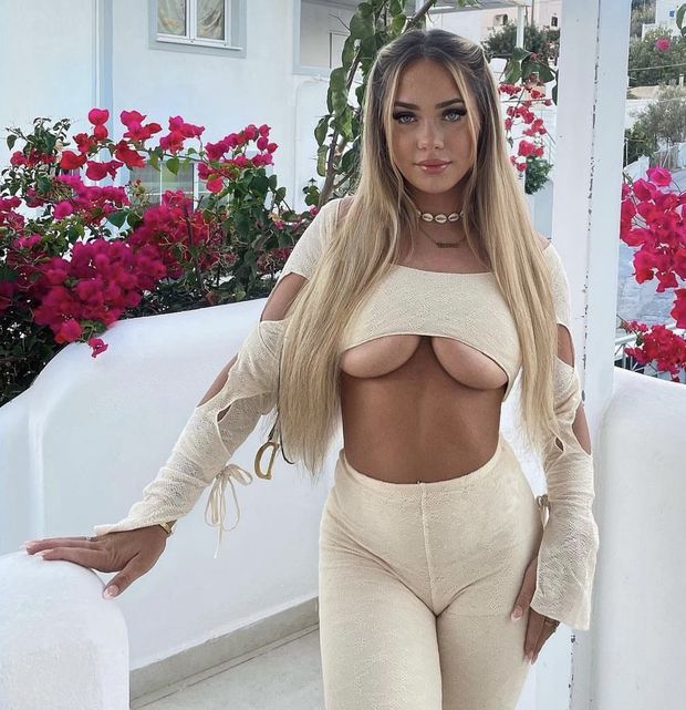 Underboob