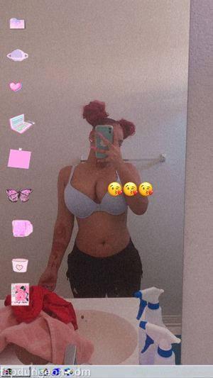 Babyyfaceejas/Jasmyn Aaliyah selfie in bra