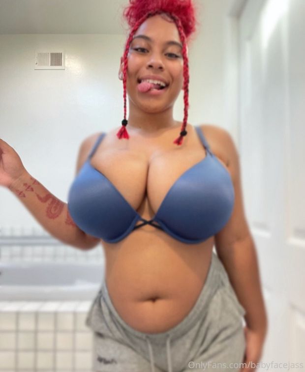 Babyyfaceejas in her bra and sweatpants