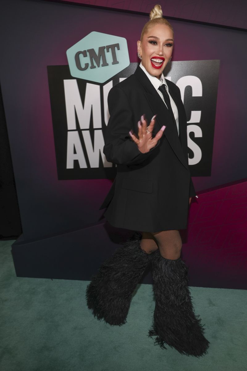 With claws like that, she's the type that can stick one or more of them out & finger probe a dude.