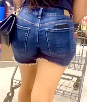 Thicc milf at the grocery store