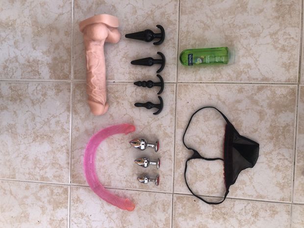 Four rubber plugs, three metal plugs, thong, lubricant, 44x4 cm double Dildo and a 28x6 dildo, those are my toys to have fun alone
