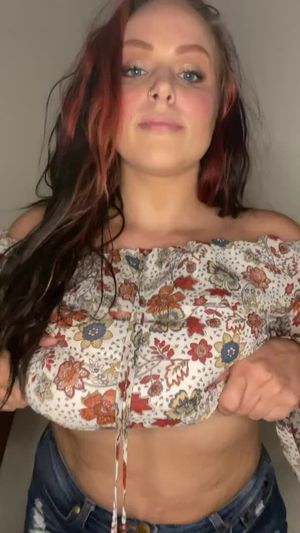 Alluring Redhead Exposing Her Big Natural Tits & Large Areolas