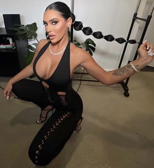 Showing you how to use her hair as a leash