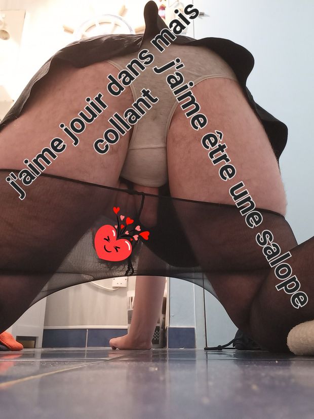 Une salope qui se masturbe