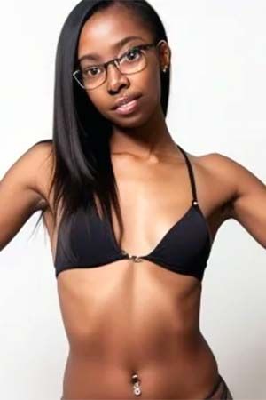 Valéria, 23 ans, je suis une petite black sur Corbeil-Essonnes avec petits nichons et grosse libido