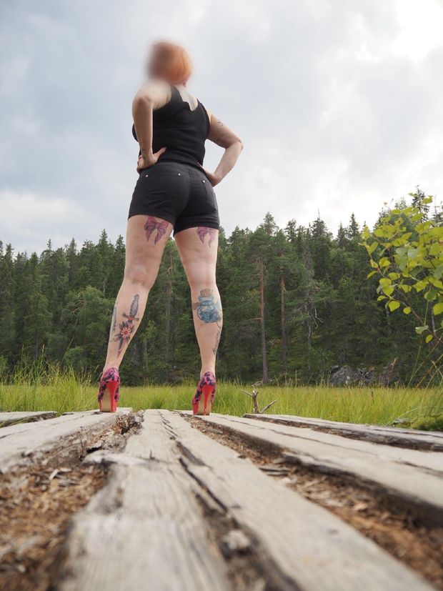Thick inked legs