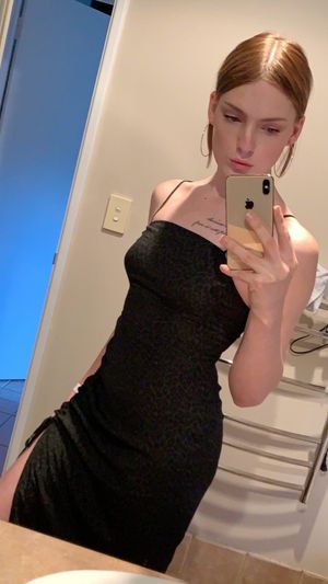 islvroze tight dress selfie