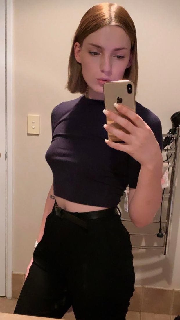 islvroze braless selfie