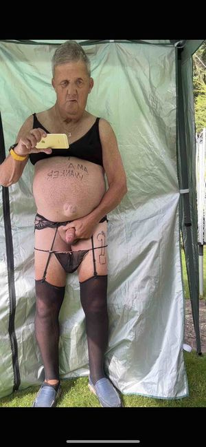 Love wearing stockings and suspenders and a bra to wank