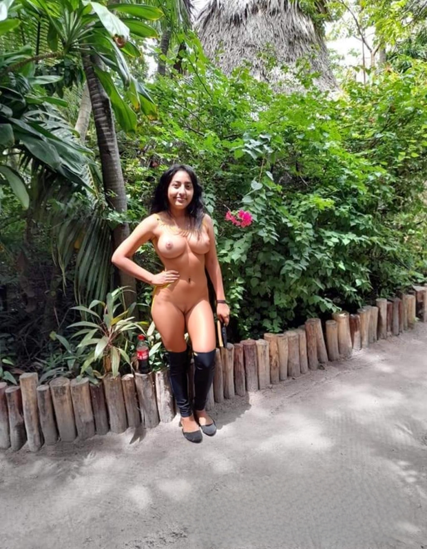 Naked Joanie. I just wanna fuck her.