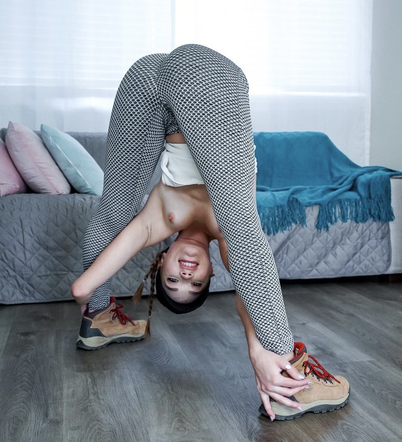 Katie’s ass way up