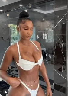 Holy shit she’s the best kind of thick