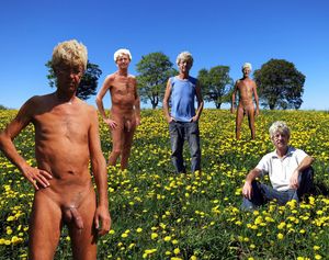 Norbert Kempe nackt und bekleidet