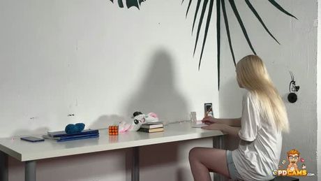 Cam chick Masturbating On Live Show