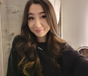 Fuslie (Streamer) - Cute Bathroom Selfie