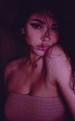 Cute babe with big lips