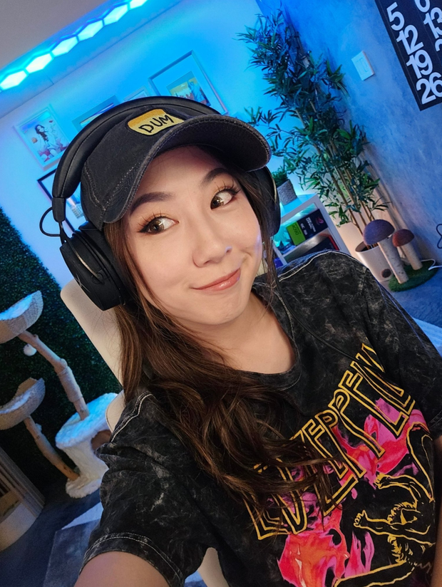 Fuslie (Streamer) - Cute Cap Selfie