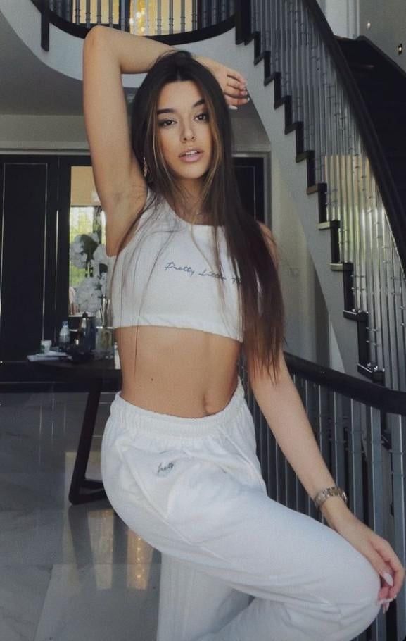 Pretty brunette with great nails. Post your true rate.