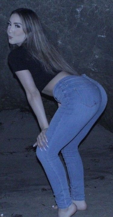 Adorably hot blonde with a nice ass & nails. Post your true rate.