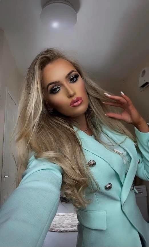 What a hot broad & sexy claws. Post your true rate.