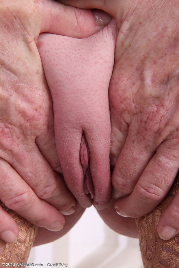 HOT Granny Tami Estelle Flaunts Her SMALL SAGGY TITS & SMOOTH BALD PUSSY.