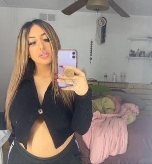 Blonde ready for selfie with her claws. Post your true rate.