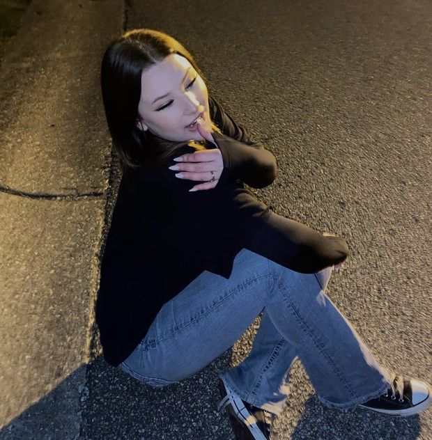 Causal Asian beauty with sharp claws. Post your true rate.