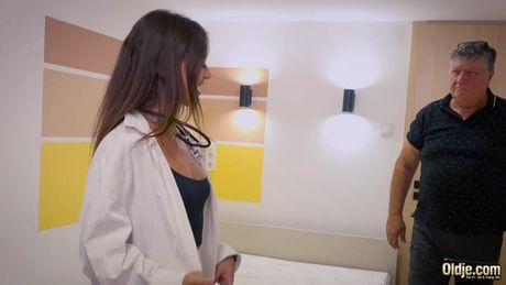 Experienced old man shows babe how it's done