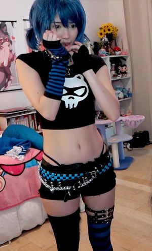 Emiru (Streamer) - Getting Dressed Up As A VTuber