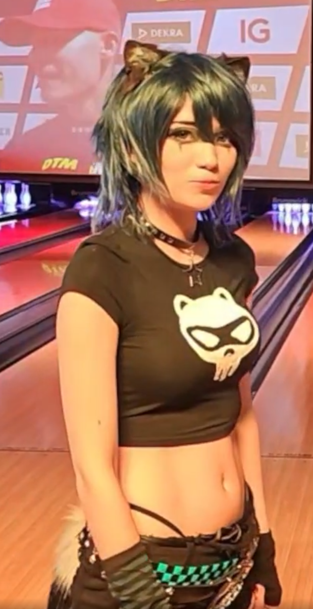 Emiru (Streamer) - Cute Sulk Playing Bowling