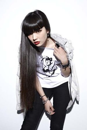 Very long hair + blunt bangs - Kozue Akimoto