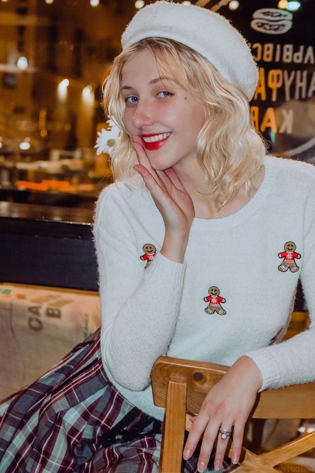 Jessika the adorable Ukrainian debutante moves from coffee shop to bedroom.