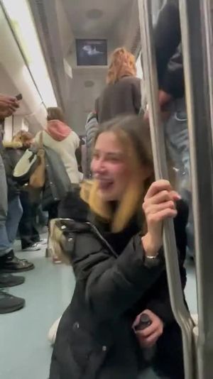 Penis w ustach na oczach wszystkich w trakcie jazdy pociągiem