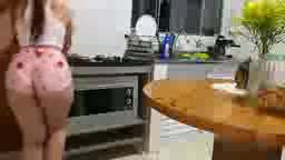 Empregada de shortinho