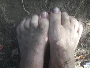 j adore sucer mes doigts de pieds sales