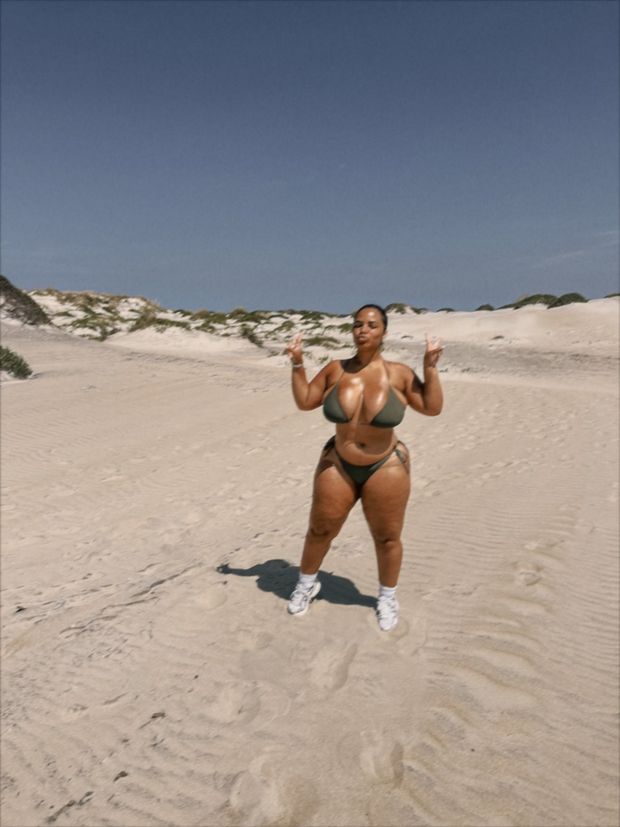 Nu-ski in a Bikini and sneakers