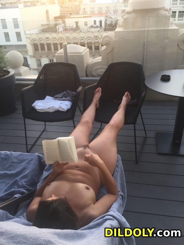 This hot women looks so damn cute