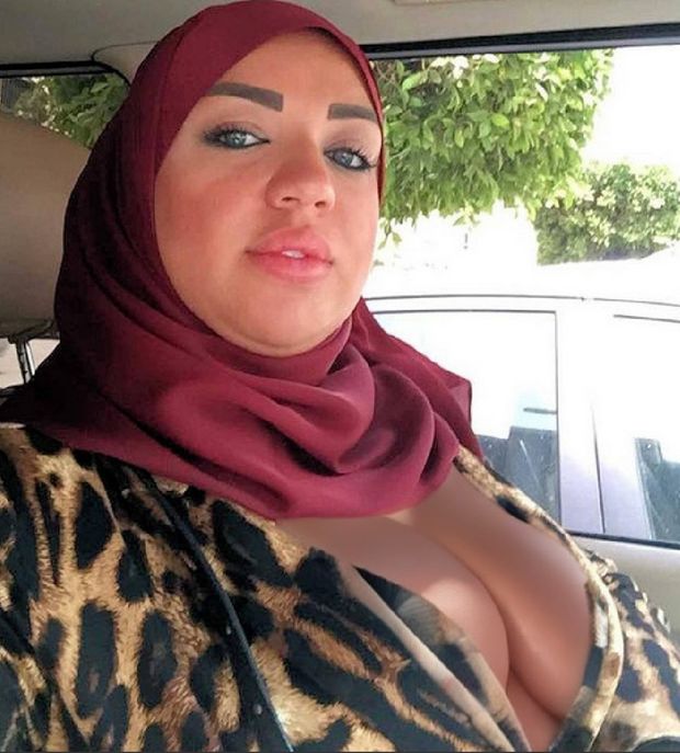 Zainab berjawi show part of boobs