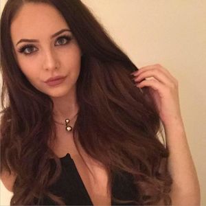 Brunette babe who knows what she wants