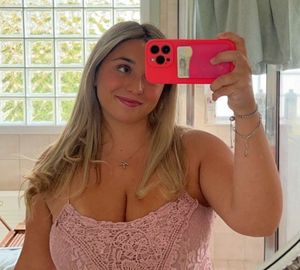 Kate pink lace selfie
