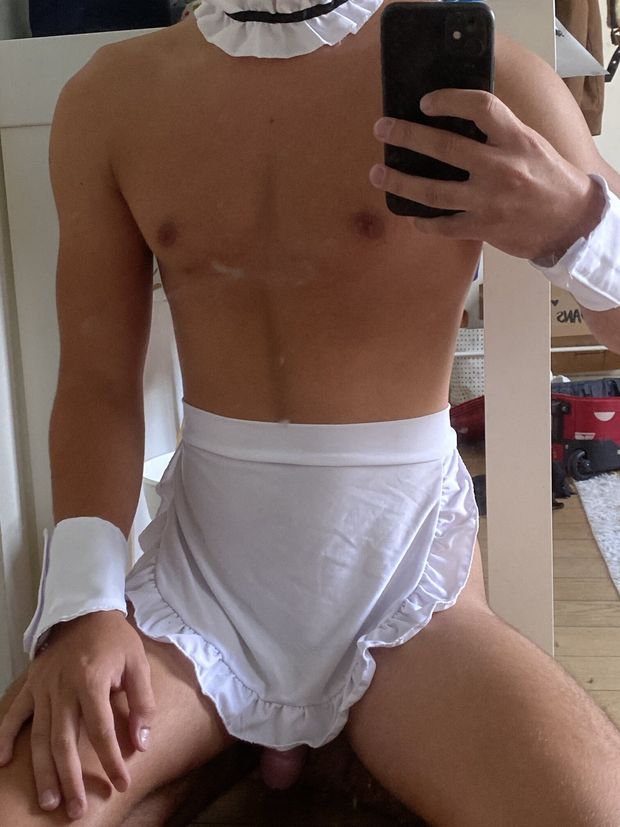 naked maid on knee